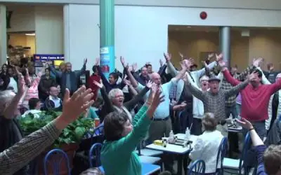Christmas Mall Flash Mob – So Beautiful!