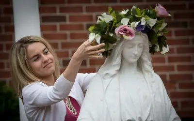 5 Practical Ways To Reconnect With Mama Mary This May