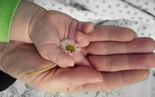 13 Hands Flower Mother and Son