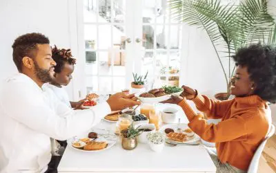 7 Things Your Child Learns When Your Family Eats Dinner Together