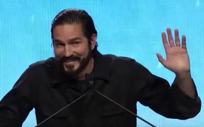 Jim Caviezel Inspires 8,000 College Students At SLS18 Conference in Chicago