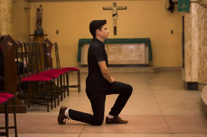 Genuflect or bow Catholic Mass