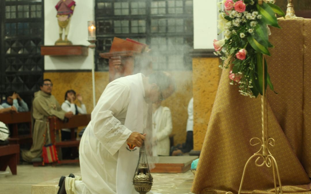 Genuflect Or Bow? When, Where, And Why This Is Part Of The Catholic Faith!