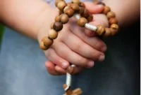 How do you pray a rosary with kids? Why should you pray a rosary with kids? Here are some of the benefits and a few ideas to help!