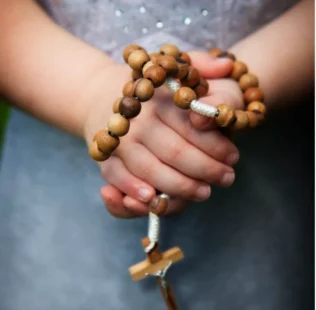 How do you pray a rosary with kids? Why should you pray a rosary with kids? Here are some of the benefits and a few ideas to help!